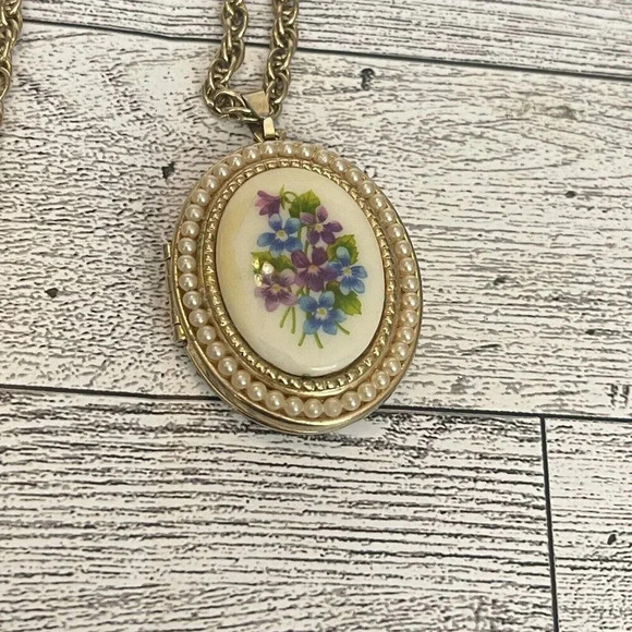 Vintage VTG Avon Floral Faux Pearl Locket Pendant Necklace 22” Long - Picture 6 of 13